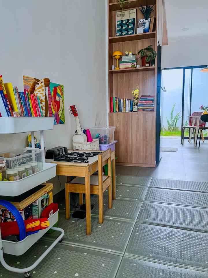 Salah satu pertimbangan kami waktu merenovasi & mengisi rumah adalah harus ada space yang cukup buat anak-anak bermain. Punya 2 anak yang masih kecil, tentunya kebutuhan mereka adalah bermain. Jadi, kami sediakan space di dalam rumah untuk bereksplorasi. Di luar rumah, bagian garasi mobil sengaja kami buat kosong dengan aksen tanaman di salah satu sisi saja, supaya anak-anak juga bisa bebas bermain di luar rumah tapi masih tetap aman. 😊✨ 
#MejaAnakIkea #RakBukuMinimalis #BoxMainanIkea #KarpetBermainAnak #InspirasiDekorasiRumah #RumahNyaman #InspirasiHomeStyling #RumahRamahAnak #MaterialRamahAnak #ChildFriendlyHome