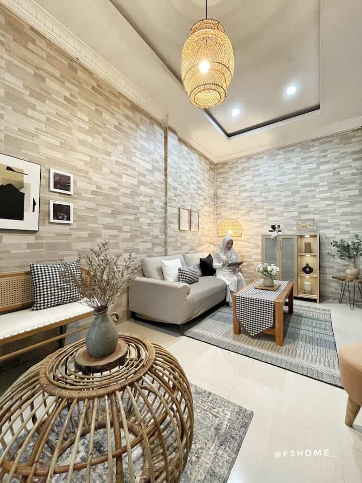 Malam atau siang hari diruang tamu ini selalu bikin tenang.
Karpet lembut, sofa cozy dan standing lamp rotan bikin momen malam semakin spesial.



#warnacatrumah #wallpaperdinding #wallpaperestetik #cat #momendirumah #inspirasidekorasi #ruangfavorit 