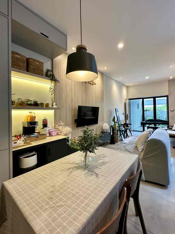 Moment favorit dirumah bareng keluarga 🫶🏻
Dining room dirumah jadi tempat favorit buat kumpul sama keluarga sambil makan buka puasa bersama. Ruangan yang paling sering dipakai buat kami sekeluarga sambil ngobrol santai. Membuat suasan rumah jadi lebih hangat dan berasa “rumah”.
#MomendiRumah
#InspirasiDekorasi
#RuanganFavorit
#Homestyling
#Homedecor
#Kitchenanddiningroom
#Rumahcluster
#inspirasidiningroom
#modernindustrial