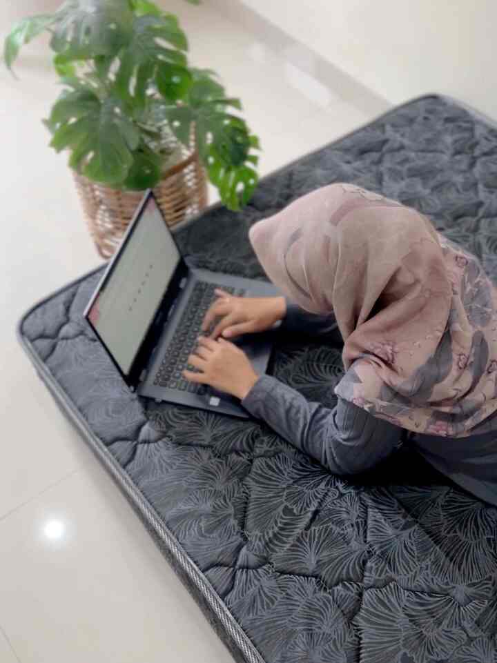 Beberapa area dan momen favorit dirumah.shacca 🤗

Slide 1 : area  favorit di kamar untuk bekerja
Slide 2 : area favorit di meja bar, untuk bekerja dan makan camilan hehe
Slide 3 : area favorit di ruang tamu, untuk bersantai , nonton tv dan makan camilan bersama keluarga
Slide 4 : area favorit di playroom anak, sambil anak anak main kita bisa bersantai sejenak 😄

#Bedroom
#MomenDiRumah
#InspirasiDekorasi
#RuanganFavorit
#MomenFavoritDiRumag
#AreaFavorit
#RuangPlayroom
#RuangTidur
#RuangTamu
