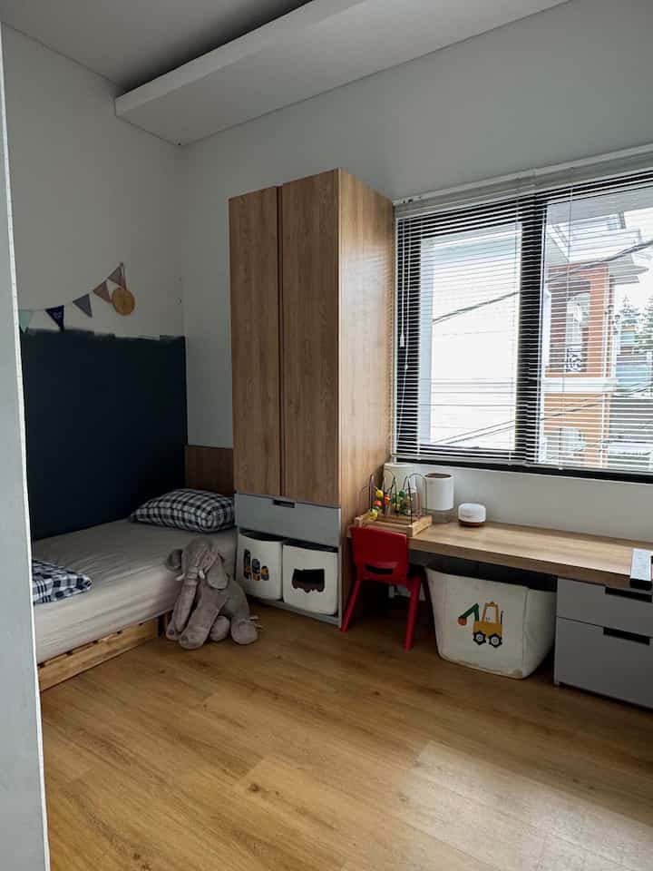Material Ramah Anak
Kamar anak dari usia 4tahun ke atas, di desain gak anak anak banget, agar bisa dipakai sampai dia besar, dengan furniture dan material yang ramah anak, agak anak nyaman dan betah tidur dikamarnya

Misalnya dengan lantai SPC agar kaki terasa hangat dan juga dipan lesehan agar anak tidak jatoh dari kasur 

#rumahramahanak #materialramahanak #childfriendlyhome #bumitimi #desainkamaranak #industrialtropis #lantaispc #kidsbedroom