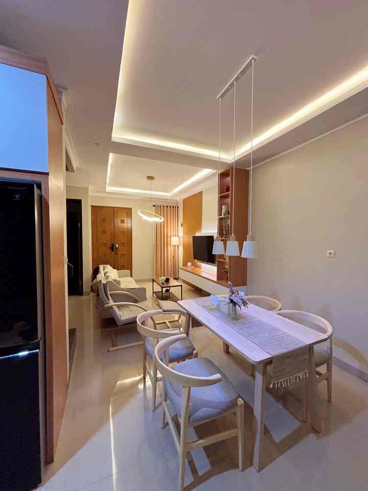 Spot me time aku setelah anak tidur 👶🏻🌙 Sekedar scrolling handphone /  nonton anime di meja makan ini 🤳🎬 

sambil ditemenin cemilan & secangkir coklat panas 🍿☕️. Dengan suasana lampu redup & warna lampu yang warm, chill banget 😍

Spot ini juga yang jadi andalan ketika aku bekerja siang hari untuk edit video & take voice over 📸

#DiningRoom #DiningTable #MejaMakan #MejaMakanMinimalis #DiningTableMinimalis #HangingLamp #LEDLamp #MomentDiRumah #InspirasiDekorasi #RuanganFavorit