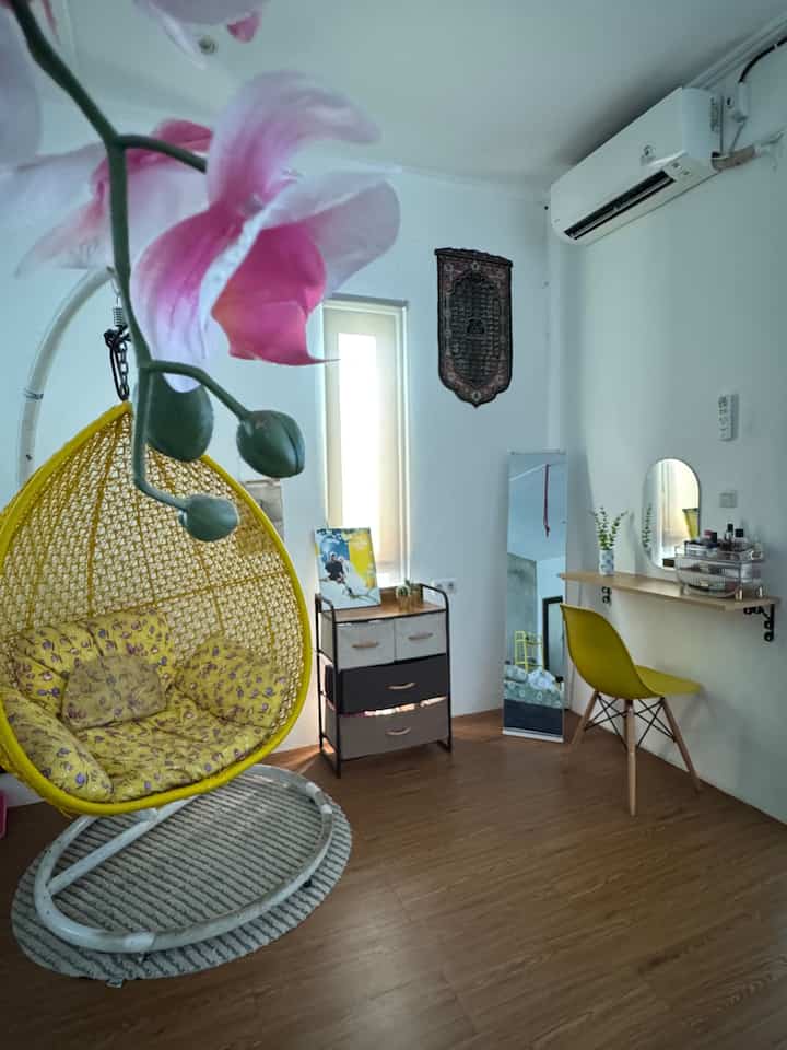 Aku suka banget disini, aku bisa murojah sambil santai juga disini dan kadang suka ketiduran juga hehehehe 
Disini juga ada tempat rias make up, dengan dekorasi simple-simple aja, dan kuusahakan selalu menjaga kebersihannya biar makin betah ☺️

#MomentDiRumah
#InspirasiDekorasi
#RuanganFavorit
#LantaiVinyl
#RuangMakeup
#CatPutih 
#DekorasiCermin
#Ambalan
#KarpetSimple