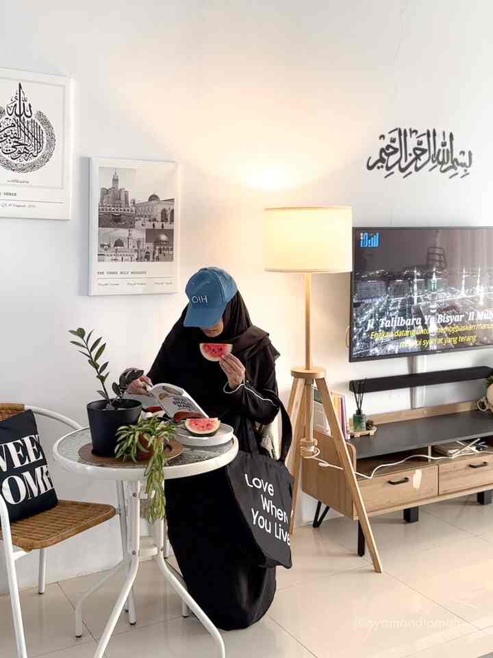 Islamic spot of the house 🌙✨

Ruangan open space living room + tv room yang kusebut sebagai Family Room ini merupakan area favoritku di rumah.

Apalagi ruangannya lega, bisa sambil baca buku sambil mendengarkan shalawat atau bacaan Qur’an lainnya lewat TV terutama di bulan Ramadan. 

Kalau buka puasa juga nyaman banget di sini karena ada beberapa spot meja dan kursi yang bisa dijadikan sebagai pengganti dining room. Di rumah ini tidak ada dining room karena kami lebih suka makan di depan televisi. 

#WarnaCatRumah #CatPutih #MomenDiRumah #InspirasiDekorasi #RuanganFavorit #OpenSpace #FamilyRoom #nyamandiomah 
