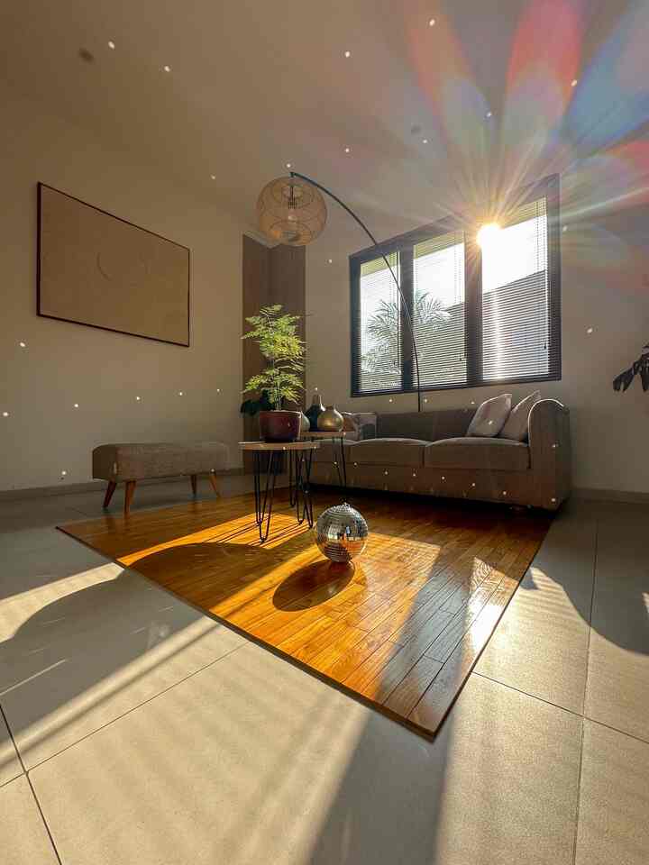 Di pagi hari aku paling sering menghabiskan waktu diruangan ini. Biasanya setelah mengantar anak sekolah aku suka bebersih ruang ini sebentar dan “me time” ngopi dan mengedit konten disini, tapi karena ini bulan puasa, aku suka take photo juga kalau cerah seperti yg ada dislide ini, dan menyalakan scented candle biar ruangan harum semerbak. 

#momendirumah
#inspirasidekorasi
#ruanganfavorit
#wallpanel
#sunlight