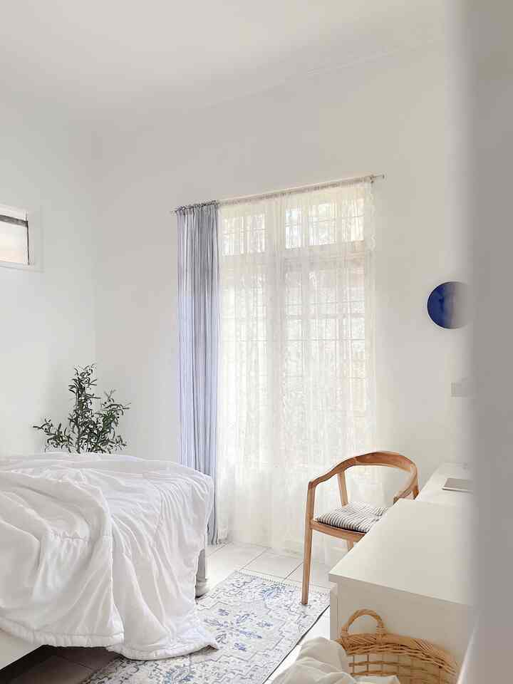 Menikmati me time saat golden hour sore hari di kamar tidur utama. Setelah berlelah2 dari pagi hingga siang hari, duduk sejenak atau pun rebahan sebentar di kamar ini bener2 jadi momen favorit tiap harinya 🤍

#WarnaCatRumah
#Cat
#MomenDiRumah
#InspirasiDekorasi
#RuanganFavorit

#bedroominspo
#inspirasikamartidur
#interiorkamartidurutama 
#kamartidur 
#rumahminimalis
#bandung