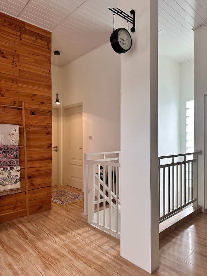 Akses menuju kamar anak anak yang terletak di lantai 2, dibuatkan pintu pada railing karena alasan keamanan mengingat di rumah kami masih ada balita. Meminimalisir resiko anak terjatuh di tangga saat bermain ataupun saat keluar kamar di malam hari

#areaserbaguna #railingtangga #railingramahanak #rumahramahanak #materialramahanak #childfriendlyhome #livewithkids #bandaaceh