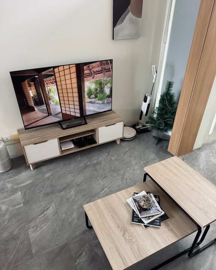 Salah satu renov yg paling merubah suasana rumah kita ada vinyl flooring & hidden door HPL! Sebelumnya lantai rumah kita menggunakan keramik 40x40cm dan ga ada pintu menuju area privat. Saat kita memutuskan renov menggunakan vinyl flooring & hidden door HPL, suasana rumah lgsg berubah 180 derajat dan otomatis terasa lebih homey🤍
#VinylFlooring #HiddenDoor #PintuHPL #InspirasiDekorasiRumah #RumahNyaman #InspirasiHomeStyling