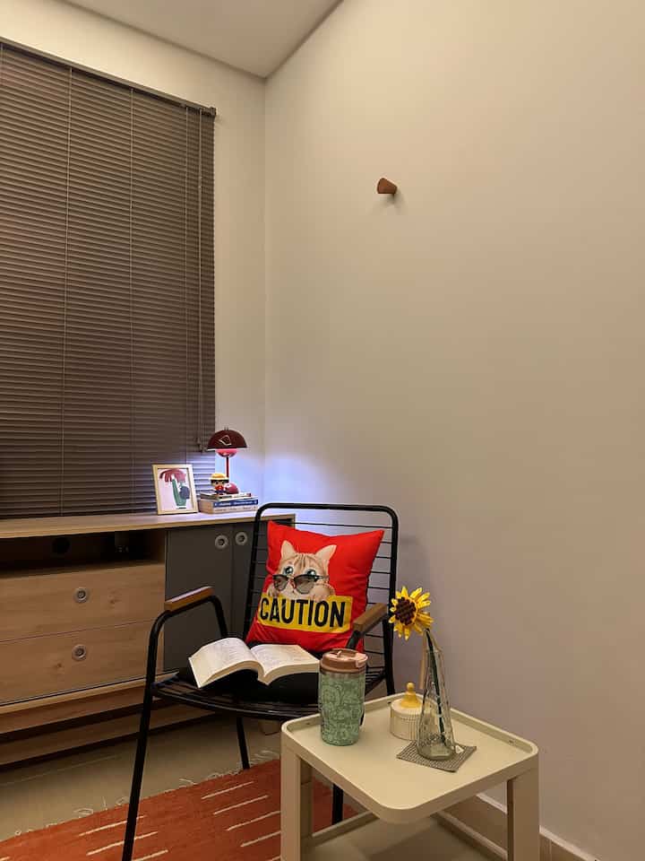 Setiap momen di rumah jadi istimewa, saat bersantai dengan buku atau film sambil menikmati kopi yang aku buat sendiri.

#warnacatrumah
#ruangtamu
#karpet 
#mejasamping
#kursisantai
#bantalsofa
#MomenDiRumah
#InspirasiDekorasi
#RuanganFavorit

