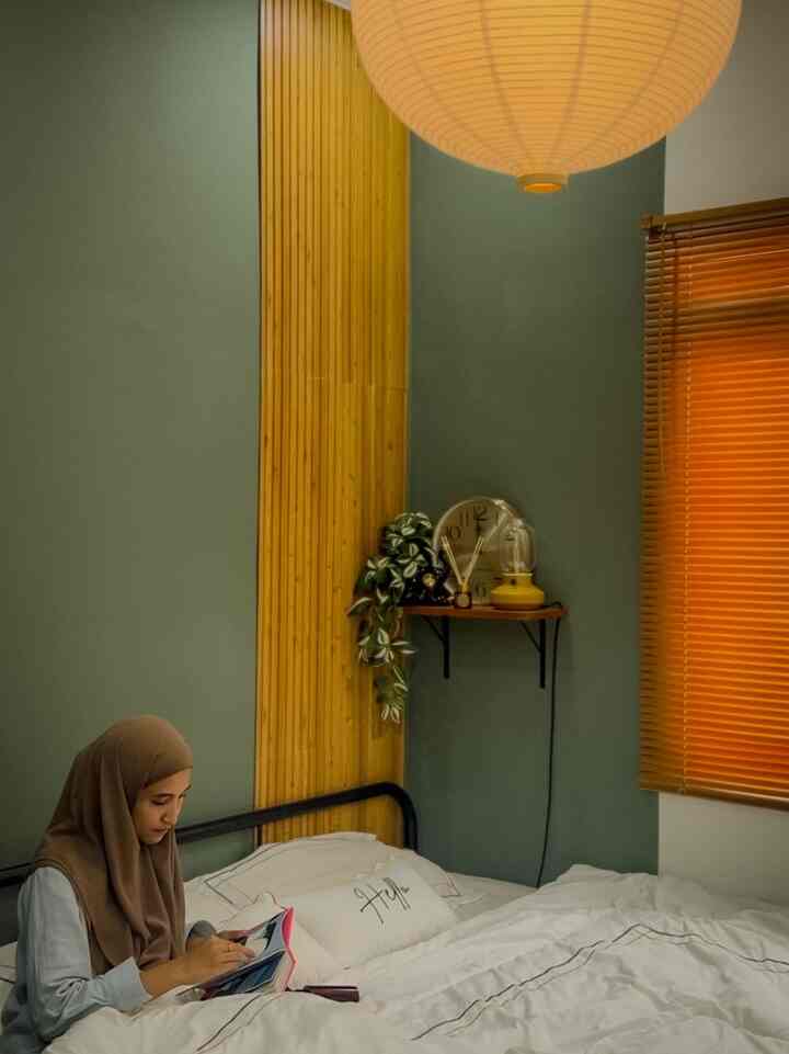 Moment favorit dirumah kadang adalah waktu ketika aku bisa sendiri saja dikamar walaupun sebentar. Karena anak anak saya masih berusia 3 dan 5 tahun yang selalu ngintilin kemana mana, jadi punya waktu sendiri sekedar melanjutkan novel yang lama banget kelarnya itu priceless moment yang langka selama 5 tahun terakhir ini.

#catdindingestetik #catkamartidur #bedcoverhotel #lampugantungikea #momentdirumah #inspirasidekorasi #ruanganfavorit