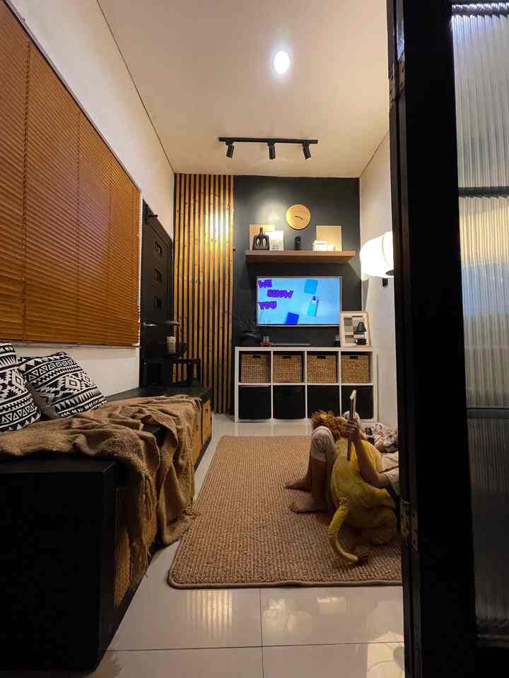 —— Child Friendly Home 👧🏻👦🏻


Karena dirumah mungil ini juga ada 2 anak kecil, jadi sebisa mungkin aku menciptakan rumah dengan dekorasi yang juga nyaman dan aman untuk anak-anak.

Seperti di weekend, atau di malam hari anak-anak dikasih waktu untuk screen time menonton film kesukaan mereka. Jadi aku bikin suasana seperti di bioskop, aku kasih karpet tebal dan antislip biar lebih nyaman. Aku juga sediakan banyak bantal dan boneka besar.

Rak storage TV juga memudahkan anak-anak untuk mengambil mainan dan buku favorit mereka. Material dan furniture yang digunakan tentunya tidak berbahaya dan aman untuk anak-anak. Seperti cat dinding non toxic dan washable.

Semoga menginspirasi 🖤✨

#karpetpolos #karpetruangtamu #standinglamp #lampurel #lampusorot #throwblanket #bantallantai  #ruangtv #ruangkeluarga #RumahRamahAnak #MaterialRamahAnak #ChildFriendlyHome