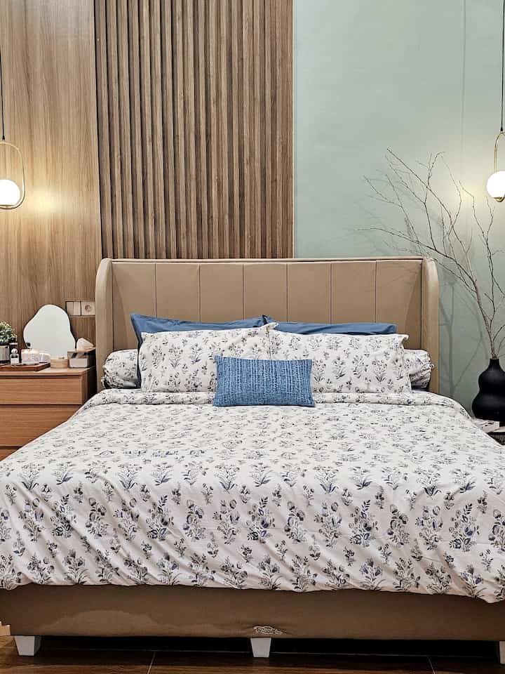 Ruang favorit tetap nggak jauh-jauh dari kasur. Yap, master bedroom dibuat senyaman mungkin dg memilih bedsheet terbaik. Nuansa kamar lebih cenderung menggunakan warna pastel dan earth tone. Penggunaan lantai granit bermotif kayu sengaja dipilih karena low maintenance. Kami juga menambahkan lampu gantung sebagai lampu tidur supaya suasana istirahat kami lebih nyaman. #MasterBedroom #BedroomInspo #CatJotun #LantaiGranit #Bedsheet #LampuGantung #MomenDiRumah #InspirasiDekorasi #RuanganFavorit #kamartidur