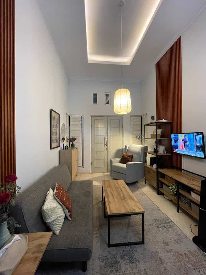 Setiap rumah pasti punya satu sudut favorit, dan buatku, sudut ini adalah tempat paling nyaman setelah hari yang panjang.

Begitu malam tiba, aku suka duduk di sini dengan buku favorit, ditemani cahaya lampu yang hangat dan suasana rumah yang mulai tenang. Rasanya seperti melarikan diri sejenak dari kesibukan, menikmati waktu untuk diri sendiri sebelum akhirnya terlelap.

Tapi ternyata, aku nggak sendirian. Anakku pun suka menyelinap ke sini, ikut bersandar sambil memeluk bantal favoritnya. Mungkin dia juga merasakan kehangatan yang sama, bahwa tempat ini bukan sekadar kursi, tapi sebuah pelukan setelah hari yang melelahkan.

Momen-momen sederhana seperti ini yang bikin rumah terasa lebih dari sekadar tempat tinggal. Rumah adalah tempat kembali, tempat berbagi kenyamanan, dan tempat menemukan ketenangan. ✨

#SudutBaca #SofaRecliner #WarnaCatRumah #IndustrialMinimalis #RakBesiKayu #MomenDiRumah #InspirasiDekorasi #RuanganFavorit