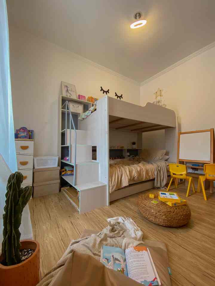 Tips Maksimalkan Kamar Anak:
Hemat Ruang, Tetap Nyaman!

Punya kamar anak yang nggak terlalu luas? Aku juga! Makanya, aku pilih bunkbed yang punya storage ekstra! Solusi ini bikin kamar tetap nyaman tanpa perlu banyak furnitur tambahan.

Ini beberapa keuntungannya:

✨ Kasur + Storage dalam Satu Tempat 
ruang tidur tetap nyaman, penyimpanan tetap maksimal

✨ Mainan & Buku Lebih Tertata
nggak perlu tambahan rak besar, cukup manfaatkan laci-laci bawaan

✨ Kamar Lebih Lapang & Estetik
anak betah, kamar pun tetap nyaman!

Dengan pilihan furnitur yang tepat, kamar anak tetap nyaman, rapi, dan fungsional meski ukurannya terbatas.

#TempatTidurAnak
#BunkBed
#WarnaCatRumah
#LantaiVinyl
#RumahRamahAnak
#MaterialRamahAnak
#ChildFriendlyHome