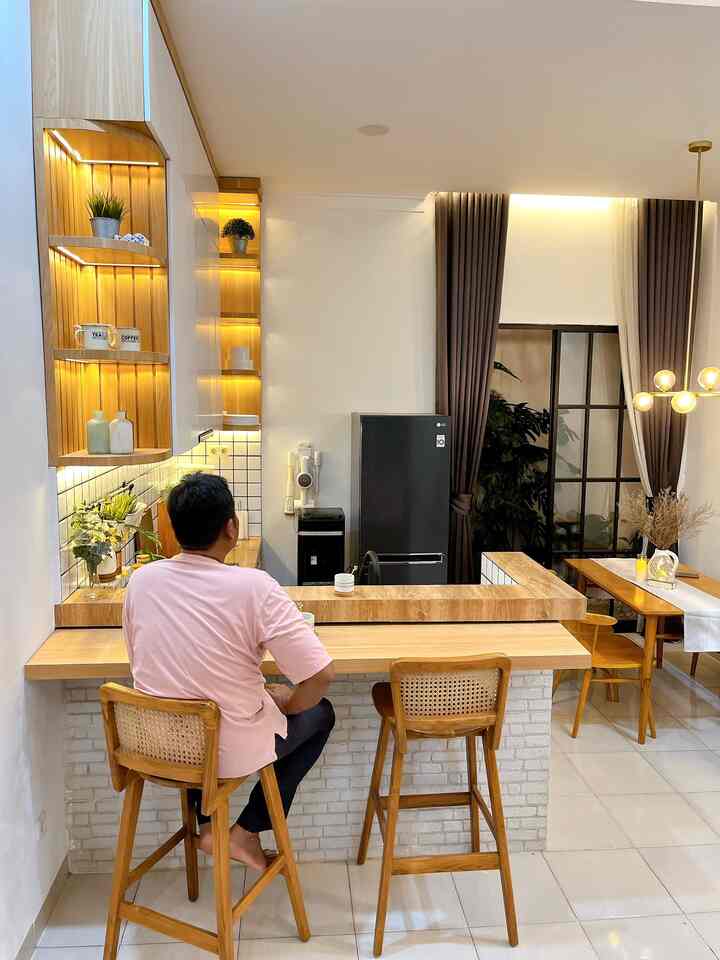 Spot Favorit me time dirumahku🌿🏡

Mini bar ini menjadi spot favorit kami untuk ngopi berdua dimalam hari. Ditemani anabul menjadikan me time ini semakin special😍

#KitchenSet
#MomentDirumah
#InspirasiDekorasi
#RuangFavorit