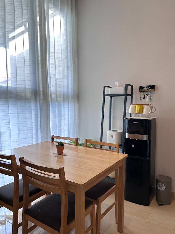 Meja makan dari kayu bisa menjadi pilihan yang tepat, sebab selain memberikan kesan estetis dan natural, material kayu juga dapat bertahan lama jika dirawat dengan baik. 
Kami telah menggunakannya selama hampir 3 tahun, dan meja ini masih sangat kuat dan kokoh hingga hari ini.

#dapurkecil
#tiraidapur 
#jamak
#cat tembok
#lantaikeramik
#InspirasiDekorasiRumah
#RumahNyaman
#InspirasiGayaRumah
