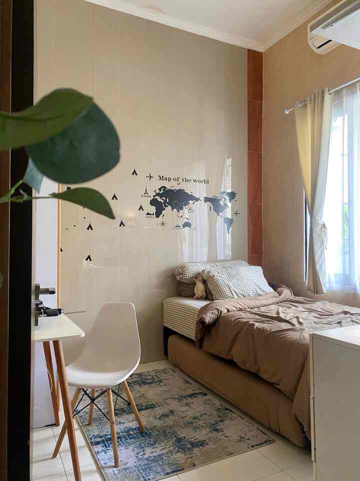 Untuk kamar anak ini di design sesuai umur anak yg sudah beranjak remaja. Jadi untuk temanya lebih kepada warna warna warm seperti coklat, cream dan putih. Agar tetap terkesan terang tapi tetap nyaman untuk beristirahat. 

#MejaBelajarAnak #WallpaperEstetik #WallpaperDinding #TempatTidurAnak #RumahRamahAnak #MaterialTamahAnak #ChildFriendlyHome