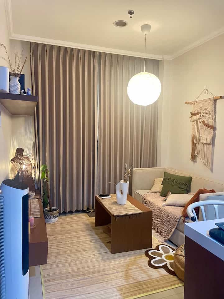 living room Apato.ra saat malam hari sangat  cozy, dengan lampu lampion yg menyala membuat ruangan semakin terang. Setelah pulang bekerja atau seharian pergi keluar,
biasanya bersih2 lalu rebahan di atas sofa sambil membaca buku atau menonton tv, membuat tubuh menjadi relax setelah seharian berkegiatan diluar. 


#LivingRoom #Momentdirumah #InspirasiDekorasi #RuanganFavorit #LivingRoomEstetik
#KarpetBambu #BlackoutGorden #Sofa #lampion #japandi #tv #cat #ambience #Nightmood #Apartemen30pyeong 