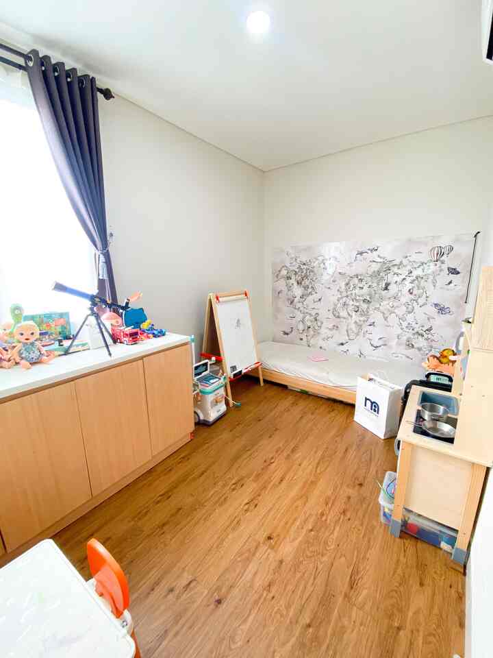 Kamar anak sekaligus area bermain anak , ini adalah 1 ruangan yang fungsional dan ramah anak.  Kami memilih furniture serta maianan yang menggunakan wooden karna menurut kami ini bisa di gunakan jangka waktu yang panjang.

Meskipun dengan ukuran yang terbatas tapi tetap bisa di gunakan secara fungsional , bermain dan menghabiskan waktu di kamar ini sangat menyenangkan.  

Dengan pemilihan warna dengan motif wooden membuat kamar anak ini terasa hangat bagi anak-anak kami dirumah

#woodenkitchenset
#papantulisikea
#rumahramahanak
#materialramahanak
#childfriendlyhome
#segehouse