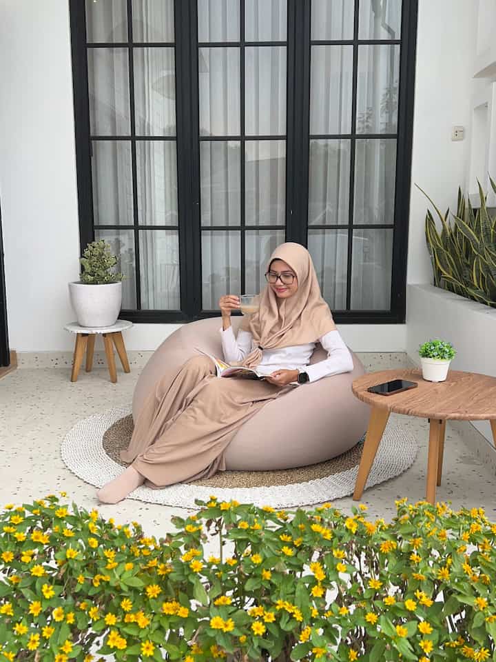 Kalau ditanya kapan momen favorit dirumah dan dimana aku melakukannya?
Momen atau waktu favoritku dirumah yaitu ketika suami dan anak-anak sudah berangkat kerja dan sekolah. Jadi tentu di pagi hari setelah selesai sibuk menyiapkan keperluan mereka. Biasanya aku menghabiskan 30 menit sampai satu jam di teras rooftop atas dan satu tempat lagi teras di bawah. Sekedar ngeteh/ngopi sambil baca buku atau novel favorit. Aku menyebutkan metime dan reward untuk istirahat tubuhku sebelum melanjutkan aktivitas pekerjaan rumah tangga lainnya. Duduk di beanbag atau kursi santai menikmati udara pagi yang masih sejuk. Bahkan ditemani kicauan burung. Aaa sungguh membuatku rileks meski cuma sebentar. 

#teras #terasrumah #rooftop #balkon #balkonkamar #momendirumah #insiprasidekorasi #ruanganfavorit #beanbag #gummybeanbag #terasestetik #rooftopgarden