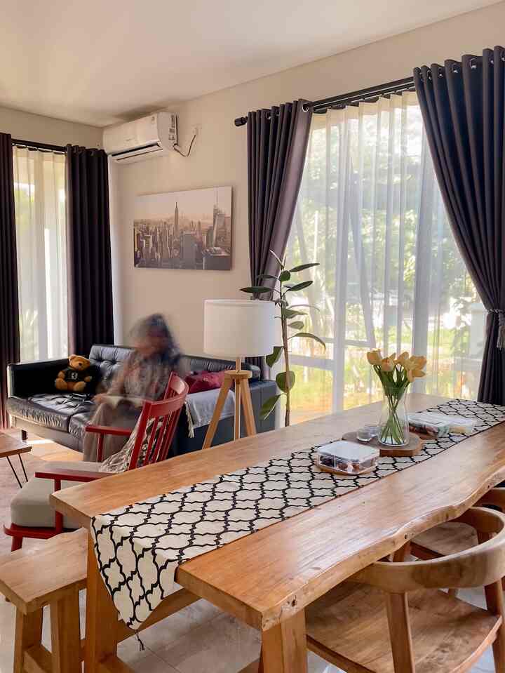 Sebagai ibu rumah tangga yang banyak menghabiskan waktu dirumah , adakalanya tetap membutuhkan waktu untuk diri sendiri. Menghabiskan kan waktu untuk membaca novel atau sekedar mendengarkan musik menjadi moment yang sangat favorite

Area yang menjadi favorite adalah di sudut area ruang tamu ini , memiliki kaca besar yang menghadap ke taman ini adalah view yang sangat bisa di nikmati saat menikmati waktu untuk diri sendiri

#sofaikea
#lampuikea
#momendirumah
#inspirasidekorasi
#ruanganfavorit
#segehouse