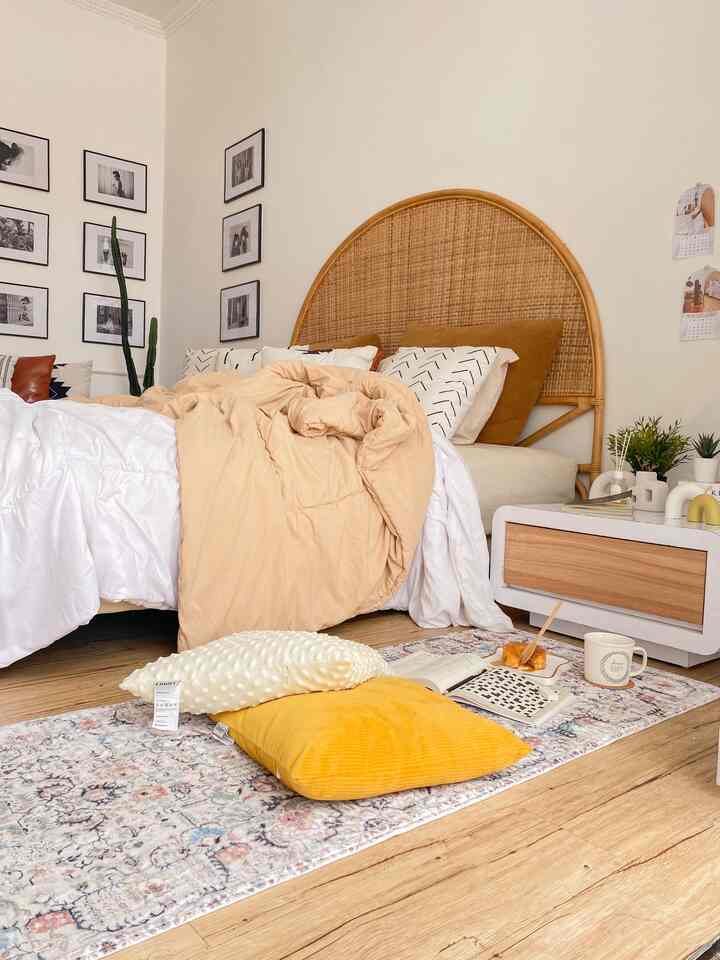 Momen Favorit di Rumah:
Santai di Sudut Paling Nyaman

setiap orang punya momen favorit di rumah, dan buat aku, menikmati sore di kamar, rebahan santai ditemani es kopi dan camilan manis, adalah salah satunya

suasana kamar yang nyaman, pencahayaan natural yang hangat, dan tekstur lembut dari karpet serta bantal-bantal bikin waktu istirahat terasa lebih spesial

desain ruang yang mendukung kenyamanan benar-benar bikin perbedaan, ya? mulai dari pemilihan warna earthy, material natural seperti rotan, hingga tata ruang yang simpel tapi fungsional, semua terasa pas untuk menciptakan suasana tenang

ruang yang ditata dengan tepat bukan cuma soal estetika, tapi juga soal menciptakan tempat ternyaman untuk menikmati waktu-waktu sederhana seperti ini ✨

#WarnaCatRumah
#DipanRotan
#HeadboardRotan
#KarpetAbstrak
#MomenDiRumah
#InspirasiDekorasi
#RuanganFavorit