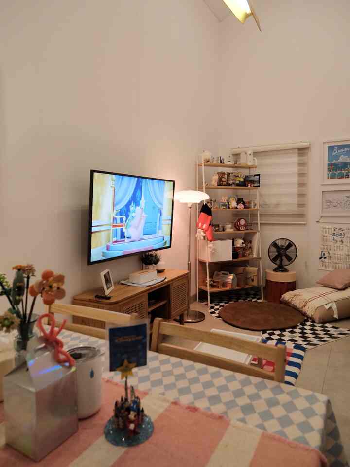 Material dan furniture ramah anak yang ada di living room ini adalah sebagai berikut 👧🎨 :
1. Pemilihan furniture dengan sudut lengkung agar lebih aman untuk anak-anak yang bergerak lebih dinamis😄 (credenza tv, side table, rak pajangan)
2. Pemilihan furniture open shelves untuk menyimpan dekorasi berbagai mainan yang disukai anak-anak (rak pajangan, ambalan)
3. Pemilihan material lantai dengan finish matt agar anak-anak tidak mudah terpeleset dan lebih nyaman beraktivitas.
4. Pemilihan material tekstil dengan berbagai kombinasi warna agar ruangan lebih terasa playful🎨🛋️

#CredenzaTV #StandingLamp #RakPajangan #RumahRamahAnak #MaterialRamahAnak #ChildFriendlyHome #LivingRoomStyling