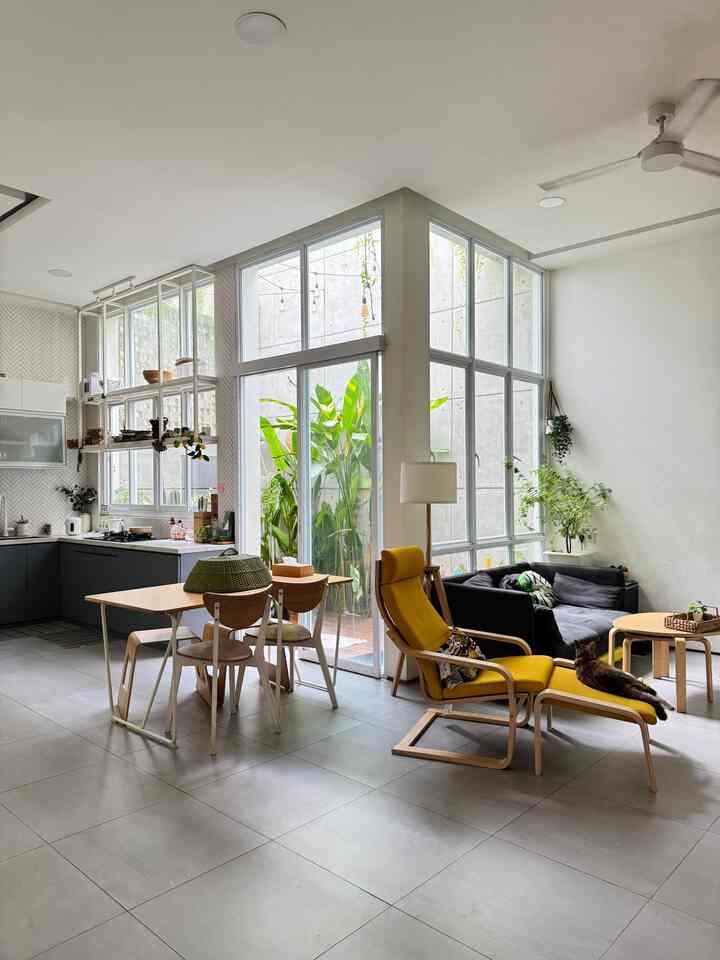 beberapa mungkin terkejut ketika berkunjung ke Rumah Semak. Awal masuk berupa lorong namun kemudian kejutan dimulai, sebuah ruangan luas bermandingan cahaya matahari.

iya, ruangan ini sebenarnya memiliki 3 fungsi sekaligus, yaitu living room, dining dan kitchen yang berdampingan dengan innercourt, sumber cahaya matahari dan udara segar.

ruangan berkonsep open space, tanpa sekat dan mampu mengakomodir kebutuhan ruangan kami dengan luasan tanah terbatas tanpa merasa sesak.

tdak hanya itu, ketika saya memasak, saya tetap bisa membersamai anak-anak yang bermain di living room, vice versa. dengan konsep open space ini, kami merasa keluarga kami menjadi lebih dekat dan hangat satu sama lain.

#rumahopenspace #rumahtanpasekat #BTNOAS10
#livingroom #dining #kitchen #whiteandgrey #japandi #tropical 

