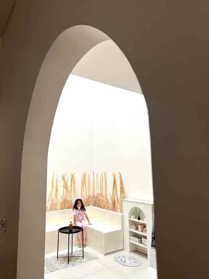 Desain rumah yang ramah anak nggak cuma soal estetik, tapi juga soal keamanan kayak beberapa material ini: 

1. Lantai keramik dengan finishing matte
Mengurangi risiko terpeleset dibandingkan keramik glossy.

2. Bangku built-in dengan sudut membulat
Tidak ada ujung tajam yang berbahaya bagi anak.

3. Rak built-in tanpa bagian tajam Menyediakan tempat penyimpanan yang aman dan tidak mudah terguling.

Semua bisa bikin si kecil nyaman tanpa khawatir. Yuk, pilih material yang aman dan stylish untuk rumah🏡


#InspirasiDekorasiRumah #RumahNyaman #InspirasiHomeStyling #RamahAnak #DesainAman #HomeSweetHome #RumahRamahAnak #MaterialRamahAnak #ChildFriendlyHome