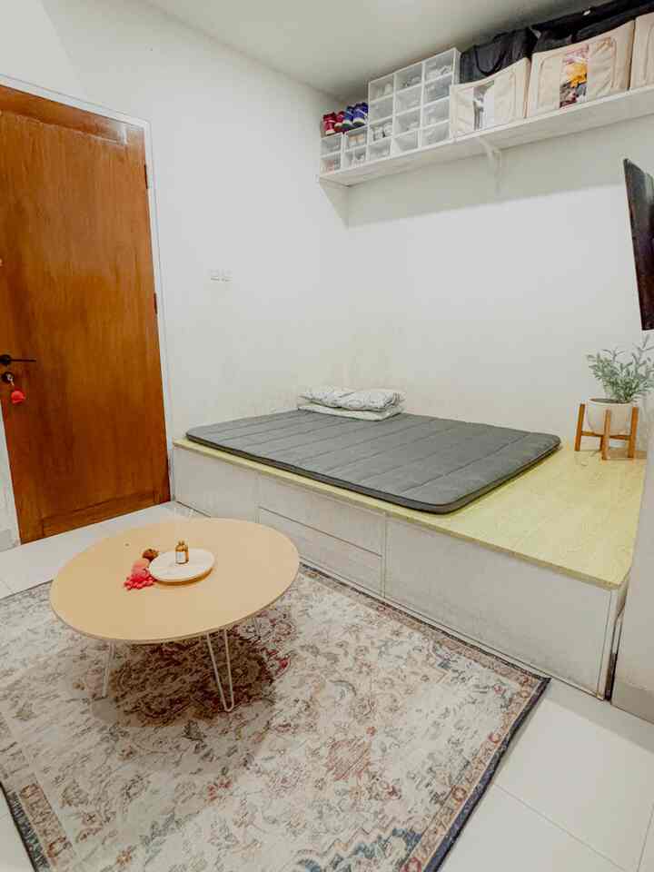 Favorite Room in the House.inii
Why is it a favorite room, because we think this is a strategic room. Close to the kitchen, close to the bathroom, can be a bed, a place to play, a place to relax. We deliberately made a multifunctional bed that we ordered according to the size of our room (custom bed), so that this tiny room still looks spacious.
So for friends who have limited space, but want the room to still look spacious, and have many functions ✨ hopefully this post can inspire you~
#Cat #DipanCustom #LemariMultifungsi #DekorasiRuanganKecil #MomenDiRumah #InspirasiDekorasi #RuanganFavorit