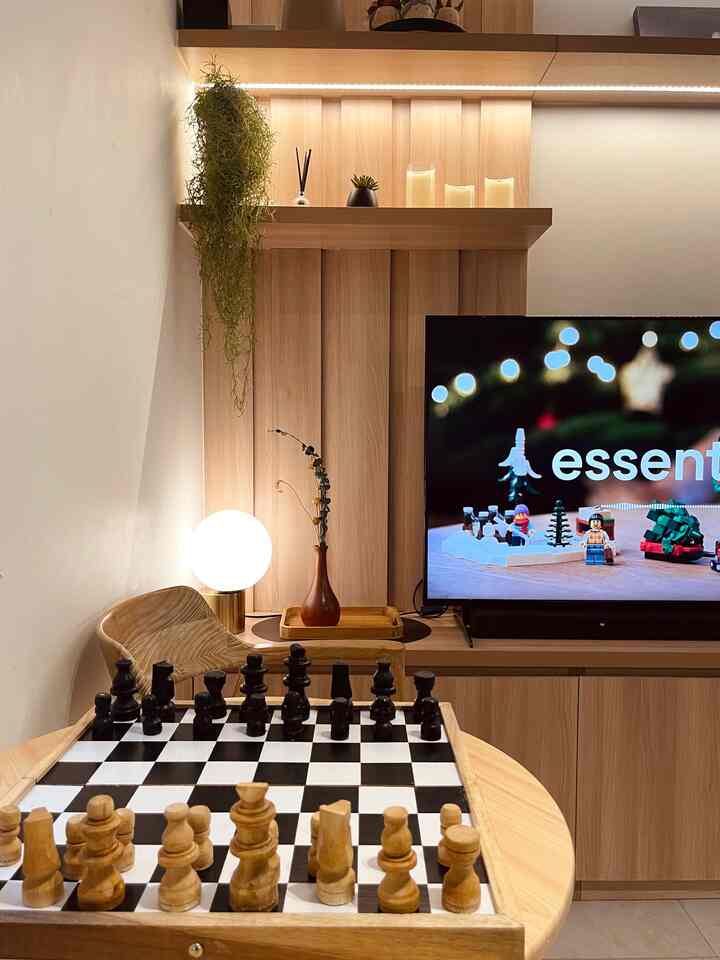 Banyak barang dirumah yang bentuknya bulat, agar lebih aman untuk anak. Kadang anak2 suka bermain dibawah, misalnya catur. Nah banyak storage seperti stool storage membantu agar rumah rapi. #lilinlampu #lilin #lampulilin #stool #kursikayu #catur #caturkayu #rumahramahanak #materialramahanak #childfriendlyhome