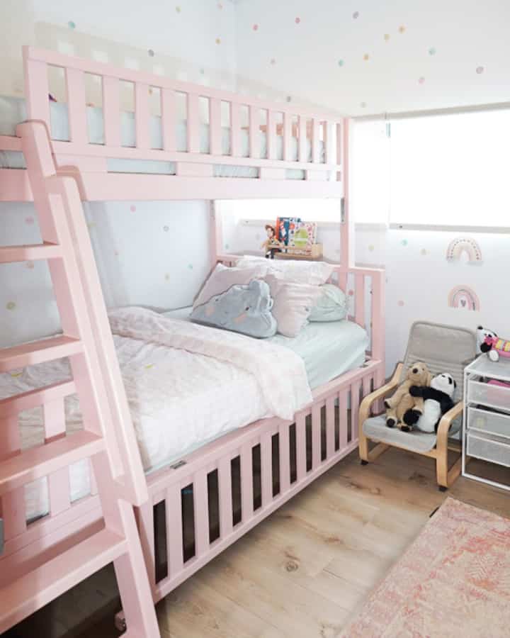 Kamar anak kami didominasi warna pink. Kami memilih bunk bed karena ingin memaksimalkan ruangan yang luasnya terbatas. 

Bunk bed di bagian bawah di design custom dengan pengaman pagar yang bisa dinaikkan dan dikunci dengan pengait. Juga, luasnya kasur bawah dan atas berbeda. Matras atas 100 x 80 (ketinggian 30 cm), matras bawah 120 x 80 (ketinggian 30 cm). Ujung siku dari bunk bed ini dibuat tumpul untuk mencegah cedera. 

Semua penyimpanan mainan juga diletakkan di rak yang mudah dijangkau anak-anak kami yang tingginya beragam (dari umur 5 th sd umur 10 tahun).

#stickerwalldeco #RumahRamahAnak #MaterialRamahAnak #ChildFriendlyHome #RakMainan #BedcoverAnak #KidsBunkBed #TheABChaven #NordicHome #Scandinavian