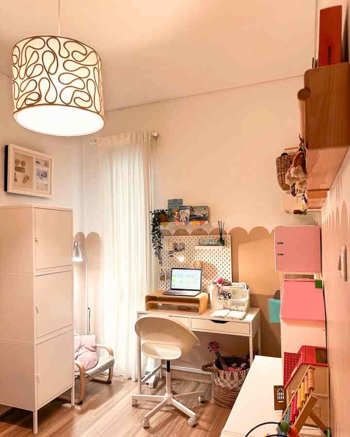 Suasana pagi di home office ini selalu bikin hati tenang, ditemani tumblr air dingin, lampu meja yang hangat, dan ruangan yang sunyi karena anak2 sudah berangkat ke sekolah. Di home office ini aku bisa benar2 fokus bekerja dan ngonten dari meja belajarku. Dekorasi yang didominasi warna putih dan tanaman hijau bikin suasana semakin nyaman dan  produktif.

#mejakerja #lokerputih #kursibacaanak #tanamanhias 
#HomeOfficeEstetik #MomenDiRumah #InspirasiDekorasi #RuanganFavorit #TheABChaven #NordicHome #Scandinavian