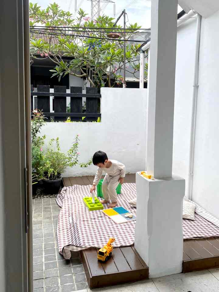 Salah satu momen favorit kami di rumah adalah bermain bersama anak. Bagian teras depan juga jadi salah satu spot favorit kami di rumah karena anak kami sering bermain di sana, kadang juga kami jadikan tempat berkumpul saat malam hari 💖

#tikarpiknikaesthetic #catluarruang #MomendiRumah #InspirasiDekorasi #RuanganFavorit