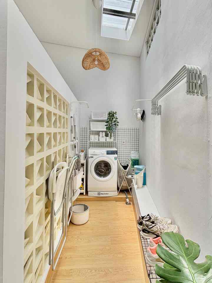 laundry room berukuran 1.2x3m dibuat menjadi gang di sisa lahan tahan halaman belakang, menjadi ruangan service dirumah ini.. kita bangun sendiri bukan bawaan dari developer

menurut kami ruangan ini penting ada dirumah🤍

#InspirasiDekorasiRumah #Rumahnyaman #Inspirasihomestyling #lantailaundryroom #laundryroom #roster #mesincuci #jemuranlipat #boxstorage #laundryroominspo #tanamanartificial