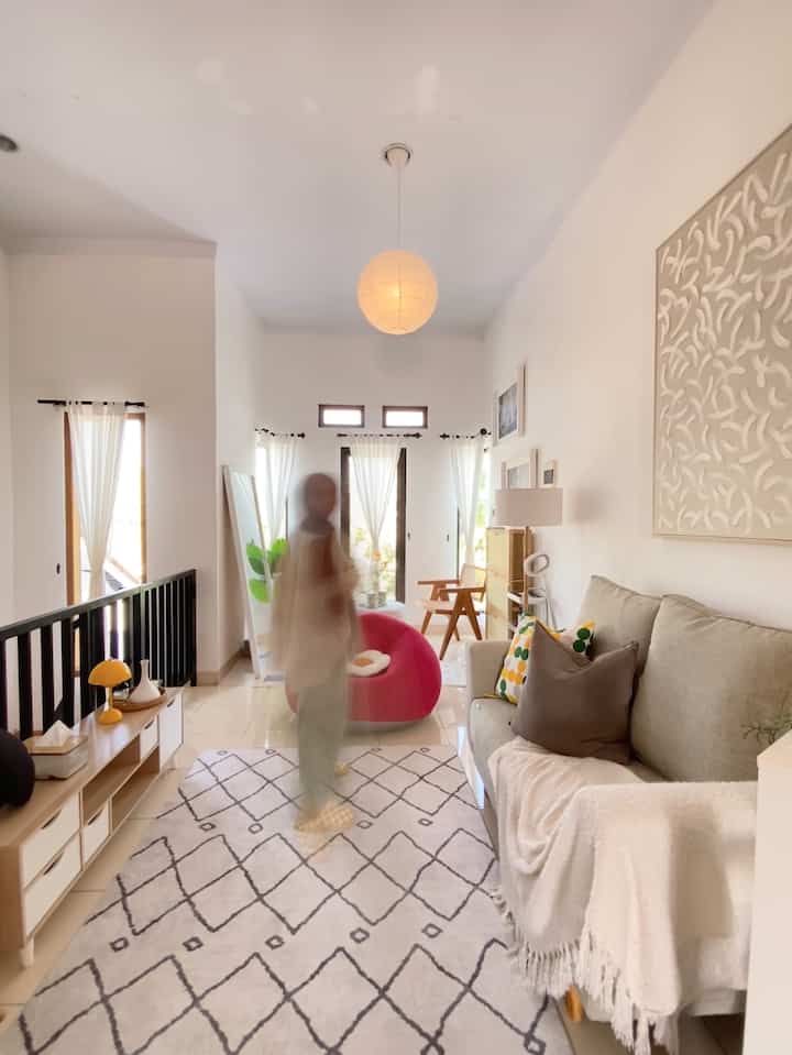Moment favorit biasanya moment saat hari minggu jadi semua berkumpul di living room ini, duduk santai di sofa malas merah jd favorit anak anak 💕 atau bermain dikarpet 

Nah buat aku dan pakau tempat favoritnya di sofa dan di kursi deket jendela 

Kalau tetangga ruang favoritnya dmn nih?

#sofaruangtamu #karpetruangtamu #lampugantung #standingmirror #standingfloorlamp #sofamalas #catrumah
#momentdirumah
#inspirasidekorasi
#ruanganfavorit