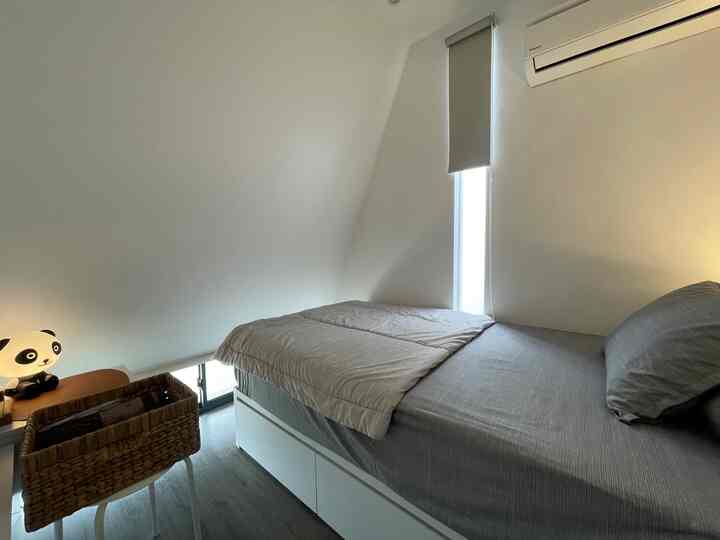 Kamar ini mungkin tanpa lemari, tapi laci-laci yang ada cukup untuk menyimpan semua kebutuhan. Justru tanpa lemari besar, ruang terasa enak dilihat. Di sinilah tempat favorit untuk me time: membaca, menulis di meja lipat yang menempel dengan dinding, atau sekadar rebahan menikmati suasana. Meski ukurannya tak luas, kehangatan dan ketenangan yang ditawarkan membuatnya begitu homey. Setiap sudutnya penuh cerita, menjadikan kamar ini tempat terbaik untuk beristirahat dan mengisi energi.
#kasur #kasurpocket #kasurturu #turu #turubed #sprei #keranjangrotan #dreamcatcher #macrame #momendirumah #inspirasidekorasi #ruanganfavorit