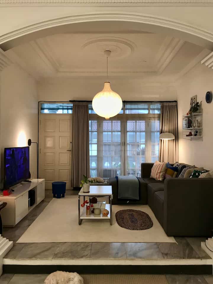 Sebagian besar waktuku bersantai di rumah, aku berada di ruangan ini. Sofa yang besar dan empuk, bantal yang banyak, karpet yang lembut, membuat waktu bersantaiku makin menyenangkan. Seharian bermain game, internet surfing & menonton acara-acara yang aku suka ditemani cemilan kesukaan, tentu saja waktu berlalu sangat cepat. Ruangan yang nyaman memang salah satu cara supaya tidak merasa bosan di rumah.

 #sofaminimalis #MomenDiRumah #InspirasiDekorasi #RuanganFavorit #ikea #ikeahome #homebody #ikealamps
 