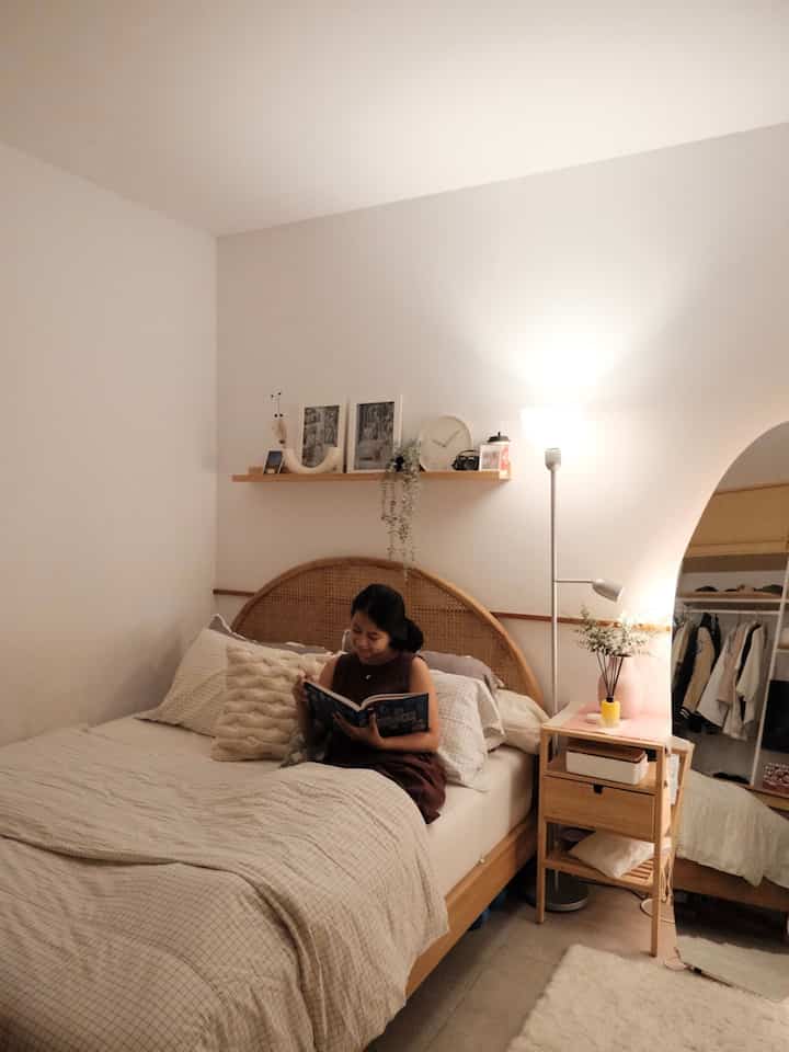 Momen favorit dirumah adalah momen beristirahat di kamar setelah beraktivitas diluar rumah sepanjang hari.
Lighting merupakan elemen utama untuk menunjang kenyamanan saat beristirahat, kami lebih memilih menggunakan standing lamp dengan cahaya warmwhite dibandingkan lampu downlight karena ambience yang dihasilkan lebih redup sehingg lebih terasa nyaman untuk beristirahat😴✨🛌

#DipanRotan #StandingLamp #MejaSamping #MomenDiRumah #InspirasiDekorasi #RuanganFavorit #BedroomInspo #BedroomStyling