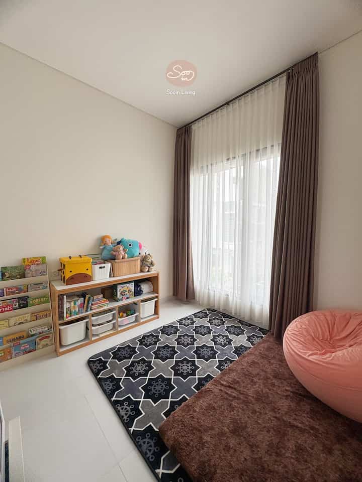 Ini dia kamar bermain anakku. Biar mainnya tetap nyaman dan seru, aku taruh karpet empuk dan beanbag di dalamnya.. lalu ada rak buku montessori serta rak storage mainan anak.✨
Tidak lupa untuk menaruh beberapa boneka dan storage berbentuk binatang agar anak semakin
betah main di kamar😍
Semoga menjadi inspirasi❤️❤️
#RumahRamahAnak #ChildEriendlyHome
#MaterialRamahAnak
#FurnitureRamahAnak #RakBukuAnak #RakBukuMontessori #InspirasiKamarAnak