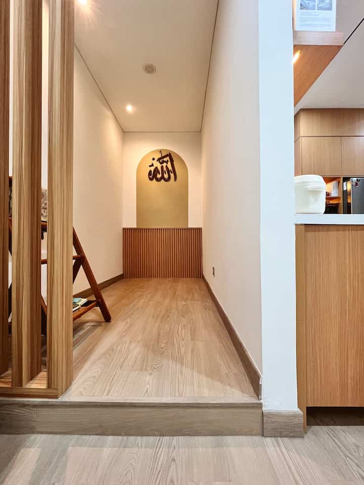 - Mushola Kecil Warm Tone -

Impian kami memiliki mushola kecil atau mihrab di rumah sesederhana agar ibadah lebih khusyuk. Selain itu, bagi tamu yang datang ke rumah pun kami tidak perlu bingung menyediakan tempat atau area yang bersih untuk beribadah.

Konsep desain mushola japandi minimalis dengan warm tone, agar tetap selaras dengan interior lainnya di rumah. Mushola bersebelahan dengan area dapur. Untuk meminimalisir lembab, penempatan mushola dekat dengan indoor garden yang memiliki pintu geser (sliding door) sehingga sirkulasi udara dan limpahan cahaya di siang hari menembus hingga ke mushola.

#MusholaJapandiMinimalis
#Mihrab
#MusholaWarmTone
#InspirasiMihrabDiRumah
#MusholaKecilSederhana
#DesainMihrab