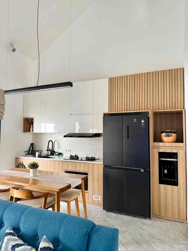 Karena dapur ini berada di area depan rumah, kami ingin dapur compact ini selalu terlihat clean dan rapih. Kami memaksimalkan setiap sudut kabinet dapur untuk menempatkan all of kitchen appliances seperti kulkas, dispenser, rice cooker, microwave, yang memang sudah dibuatkan kabinet tersendiri.
Begitupun dengan peralatan masak, peralatan makan, dll disusun secara tertata dan rapih meski di dalam kabinet.

#KitchenSetMinimalis #WarnaCatRumah #DapurCompact #MaterialKitchenSet #KitchenOrganization #DapurRapi #PenyimpananDapur
