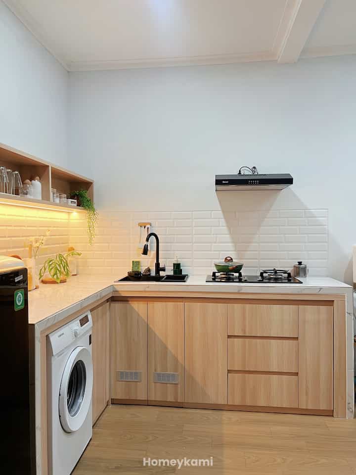 Kabinet bawah ini bikin dapur mungilku jadi jauh keliatan lebih clean dan rapi karna semua ada tempatnya🥰

Untuk cabinet samping mesin cuci aku tambahkan beberapa box untuk menyimpan berbagai cleaning tools dan shopping bag yg bisa dipakai berulang agar terlihat rapi dan tertata🫶🏻

Gimana menurut tetangga online? 

#lubangudaracabinet #storagebox #containerberas #chopper #toplesplastik #kitchenorganization #dapurrapi #penyimpanandapur 