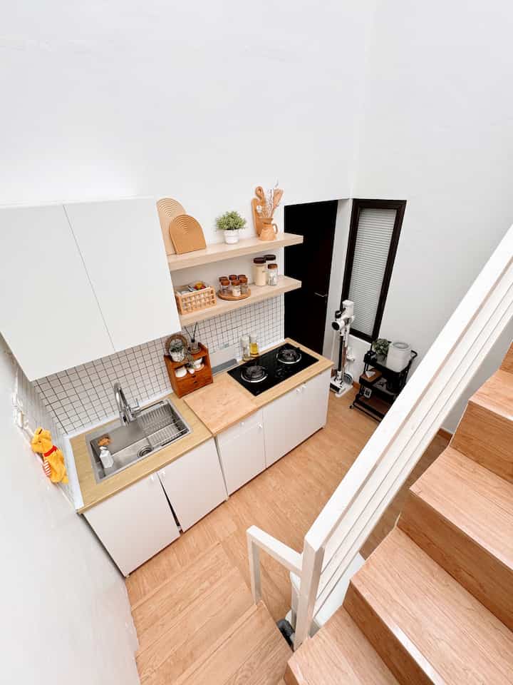 Karena dapur ini beli jadi bukan custom jadi bagian kabinetnya tidak bisa custom dipakaikan sekat atau tempat penyimpanannya, agar terlihat rapi kami pasang storage/box untuk menyimpan peralatan dapur
Kami juga menambahkan sekat alat makan sesuai kategori agar rapi, nah biar muat banyak rak sisipan wajib digunakan jadi per kabinet bisa dipakai full sampat atas


#KitchenOrganization #DapurRapi #PenyimpananDapur #DapurMungil #TempatPeralatanDapur #BoxOrganizer #OrganizerBarang #DapurJadi #DapurIkea 