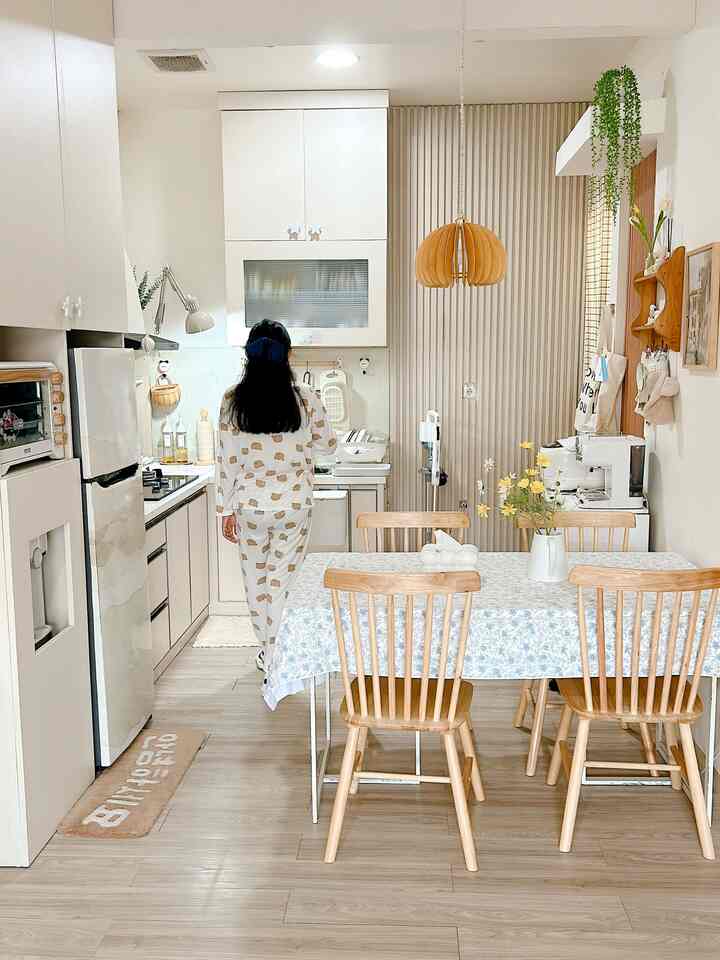 Dapur minimals yang menyatu dengan meja makan untuk kitchen setnya aku custom sendiri untuk penyimpanan elektronik dan printilan dapur aku sesuaikan,untuk sendok aku simpan di laci dengan organizer kayu yg bisa menyesuaikan dan untuk bumbu masak juga tidak terlalu banyak jadi aku simpan d lemari dan wadah yang digantung agar mudah di jangkau
#rakdinding
#tempatsendok
#tempatbawang
#rakpiring
 #KitchenOrganization
 #DapurRapi
 #PenyimpananDapur