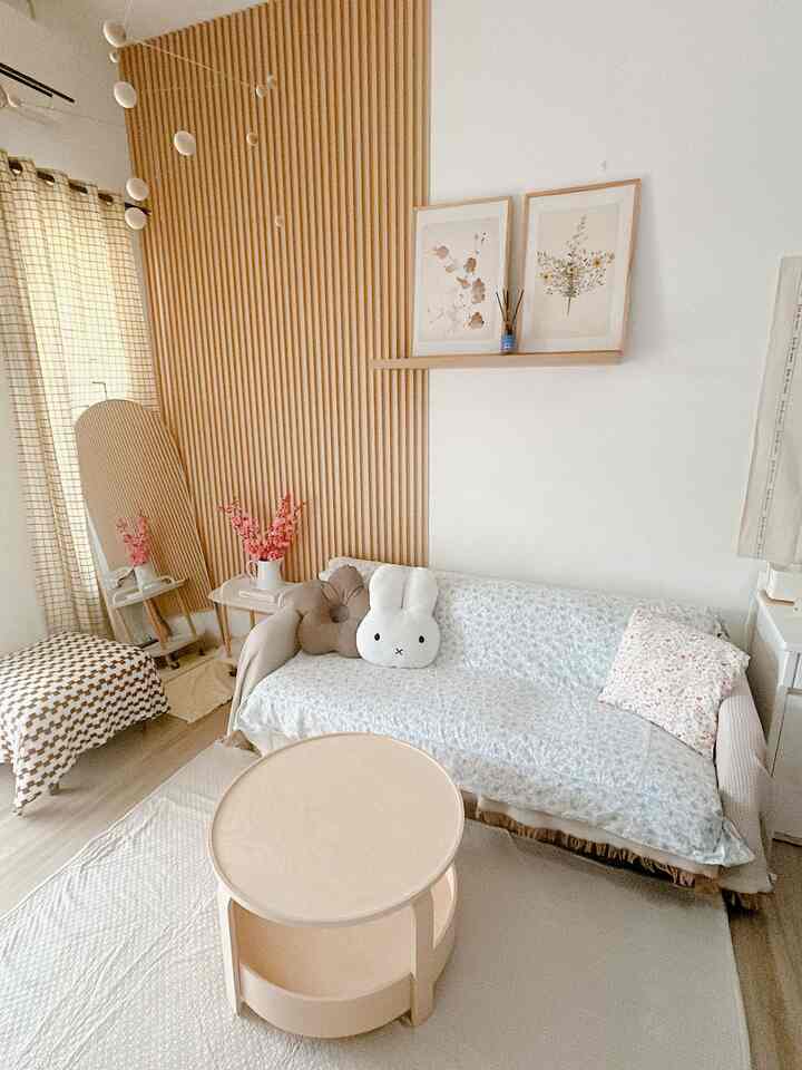 karena jarang ada tamu jadi ini di jadikan ruang keluarga aja dengan konsep minimalis cukup untuk keluarga kecil kami,tidak menambahkan banyak warna agar terlihat lebih cozy 
#ruangtamu 
#ruangkeluarga
#mejabulat
#Sofa 
#gantungan 
#cermin 