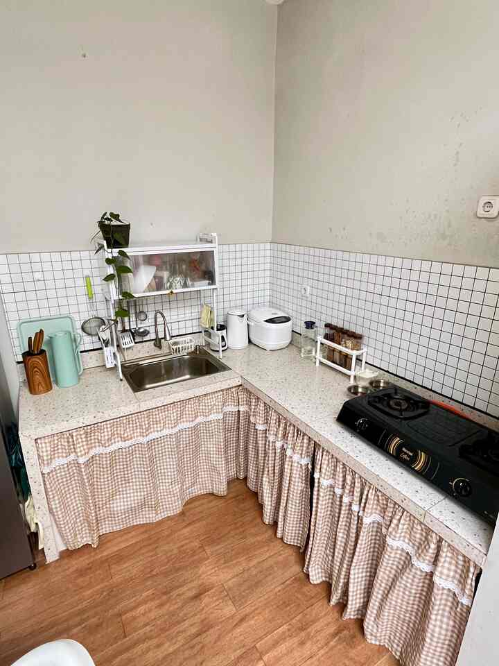 Dapur tetap rapi walaupun tanpa kitchen set. Kami mengusahakan utk meminimalisir berantakan dengan menggunakan beberapa kitchen orginizer yaitu 

- Rak Piring dengan Tutup 
- Tempat Bumbu 
- Menggunakan Gorden Kolong
- Gantungan Spatula 

Dengan begitu dapur jadi tampak lebih rapi ❤️

#backsplash #rakpiring #sink #granit #gordenkolong #komporgas #ricecooker #toptable
#KitcherOrganization
#DapurRapi
#PenyimpananDapur