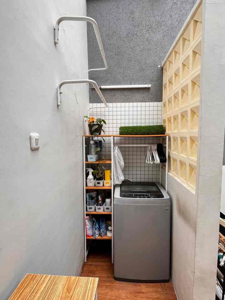 Mini laundry Room 

Ruangan ini hanya berukuran 1 m x 0,9 m 
Kami maksimalkan utk rungan cuci dan jemur karena kami tidak ingin menjemur banu di teras rumah. Demi kenyamanan bersama 

Kami menggunakan sky light sebagai sumber cahaya agak baju bisa kering maksimal ✨

#mesincuci #laundryroom #rakgantung #backsplash #granit #jemurandinding 
#InspirasiRuanganCuci
#LaundryRoom 
#MiniLaundry 