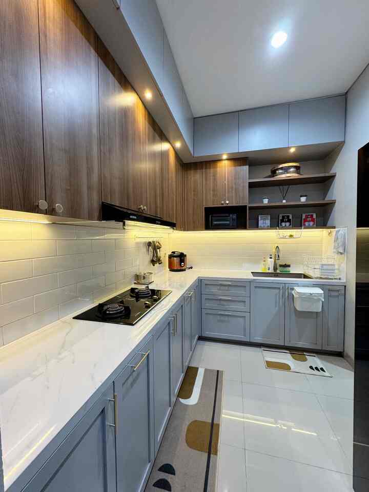 Setuju kan kalau dapur merupakan salah satu ruangan yang sering digunakan dalam kegiatan sehari-hari? Dari memasak, menyimpan makanan, atau bahkan hanya sekadar mencuci piring, semua butuh cara menata dapur agar terlihat rapi dan bersih. Ga ada lagi istilah dapur harus berantakan atau kotor.

💡Berikut tips agar dapur terlihat rapi:💡
1. Buang barang yg sudah tidak terpakai
2. Gunakan wadah penyimpanan yang tepat
3. Simpan semua benda sesuai kategori
4. Bersihkan dapur setelah digunakan
5. Jangan biarkan bahan makanan berserakan
6. Gunakan organizer penyimpanan barang
7. Lakukan pemeliharaan secara berkala

Dengan begitu dapur akan terlihat selalu rapi dan bersih 🤎🤎🤎

#Kitchen Set /
#KitchenSetMinimalis / #PlavonPVC /
#WarnaCatRumah / #WallpaperDinding /
#WallpaperEstetik / #Cat
#KitchenOrganization
#DapurRapi
#PenyimpananDapur 