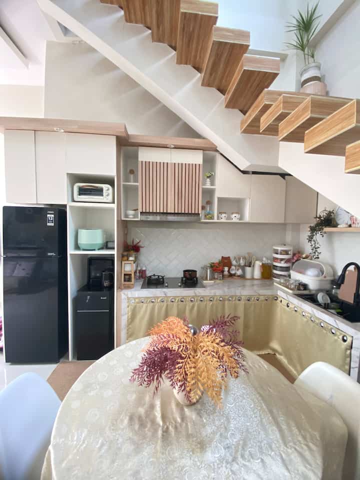 Dapur mungil sederhana bawah tangga meski belum pakai kabinet bawah check 🤭
Yessss ini keputusan kami untuk memilih memasang kabinet atas dan cover kulkas dispenser terlebih dahulu agar terlihat estetik dan rapih

Karena perabotan kami tidak terlalu banyak jadi semua bisa dimaksimalkan penataan di kabinet atas yaitu penyimpanan untuk pertoplesan, stok cemilan, mangkuk, dll
Untuk area bawah meja dapur hanya terdapat gas dan penyimpanan panci,baskom saja
Jadi area bawah cukup kami tutup dengan gorden kolong dapur 

Semoga tahun ini bisa terlaksana pembuatan kabinet bawah kami, aamiin 
Semangat bertumbuh rumahku 🥰

#KitchenSetJapandi #KitchenSetHPL #KitchenOrganization #DapurRapi #PenyimpananDapur #DeiraaHouse 